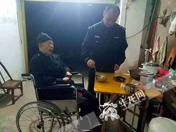 瘫痪老人独自在家饥饿难忍报警 民警半夜搜寻为其做饭