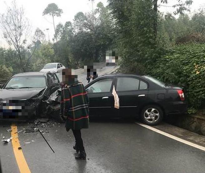 两车转弯处“接吻” 车头双双受损