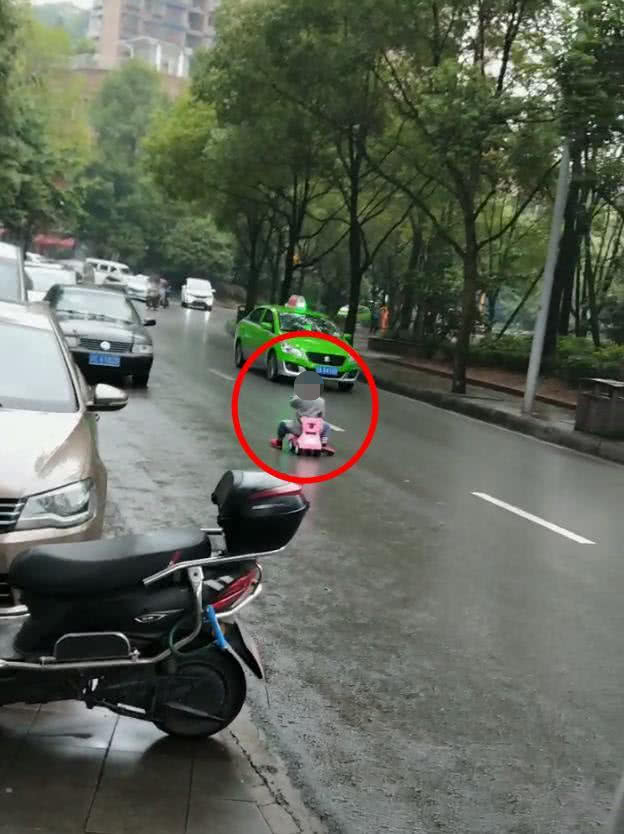 好危险！小孩竟骑着玩具车穿梭在马路上