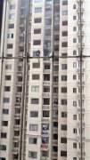高层住宅发生火灾 男子被困在窗户外