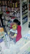 利用怀中幼儿做出这种事，你配当妈吗？