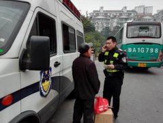 老人进城打工迷路 北碚交巡警热心帮助（图）