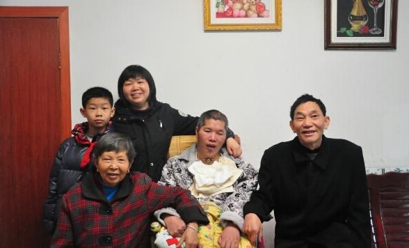 陈丽家庭全家福.jpg