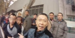 扒手机当场被逮 受害女“熊抱”扒手不松手