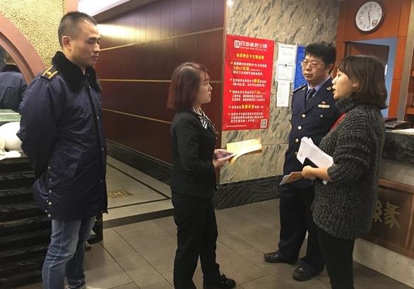化龙桥街道公安、税务、警察、选民登记工作人员联合入户宣传。.JPG