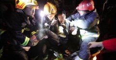 “花式作死” 凌晨男子酒驾骑摩托被卡进排水沟