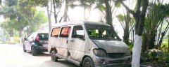 “僵尸”面包车霸占人行道 张师傅每天帮忙打扫