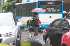 重庆渝中整治乱穿马路 违者被罚“劝导”