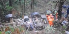 重庆七旬大爷开铲车翻下山坡