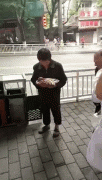 重庆一男子垃圾箱里捡到男婴