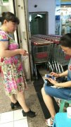 惊险一幕！购物车从超市扶梯冲了下去