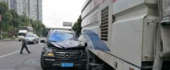 六旬男子驾车撞上洒水车 豪车秒变“变形金刚”