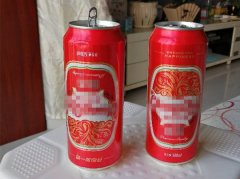 顾客买了罐啤酒 却发现包装倒着印