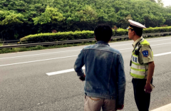男孩高速上丢了一盒菠萝蜜 竟敢下车穿护栏寻找