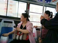 女子乘公交用口袋占位  周围乘客都站着
