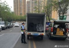 两车并排停路边 不关车窗也不关后备箱