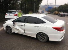 开车“侃大山”入了神 车子“漂移”后果痛