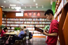 重庆24小时“城市书房”散书香