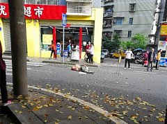 男子醉酒后 躺在路中间凹造型