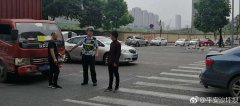 路口不减速  货车撞飞轿车七八米远