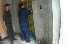 夫妻双双被困电梯夹层  一个多小时后被救出