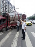 大货车超载 摇摇欲坠
