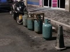 花样百出！车主竟用煤气罐占车位