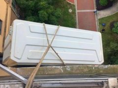 师傅操作不当  空调外机悬在30米高空