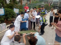 高龄老人晕倒在地 头皮被摔破