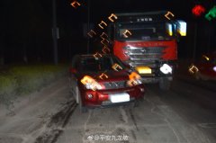 大货车任性走超车道 与直行车发生擦挂
