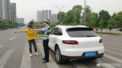 男子为看球赛 把百万豪车扔在斑马线上