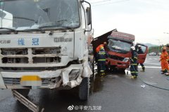 大罐车转弯撞上大货车  大货车车头严重变形