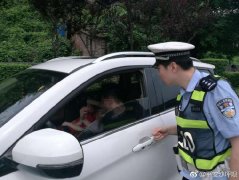夫妻彻夜吵架后累了 竟将车停路边睡觉