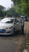 女司机不熟路况 竟要逆行