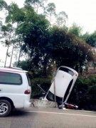 离奇车祸！私家车“倒栽葱”插在地上