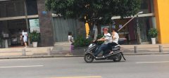 演杂技？司机载着肩扛“金箍棒”的女子上路