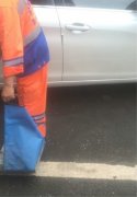 车主车窗被砸 玻璃渣散落一地