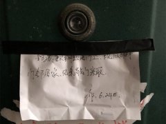 钥匙挂门上忘记取  邻居的一张纸条令业主感动