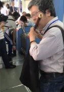 男子在车厢内吹笛卖艺  向乘客乞讨