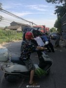 司机聊天吹牛不看路 车辆侧翻