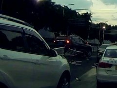 小车失控道路上乱窜 护栏怼车头狼藉一片