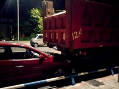 重庆街头现“神停车”  好似两车追尾