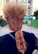 重庆大妈上街买菜发型太炫   网友：像把行走的扫帚