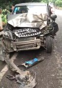 <b>私家车和罐车“互吻”   车牌都撞掉了</b>