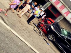 黑色轿车“骑”上路边红车  现场离奇