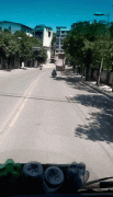 货车“翘”着货厢行驶   途中挂倒路杆压到人