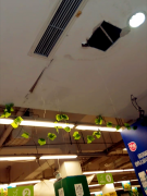 超市天花板上漏水像下雨 同时发出阵阵恶臭