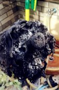 高层住户扔下未灭的烟头  点燃楼下业主的两根拖把