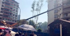 吊车失去平衡车头高高翘起  吊臂戳破居民家中的防盗窗