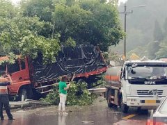 货车驶出道路骑上护栏    画面略显尴尬